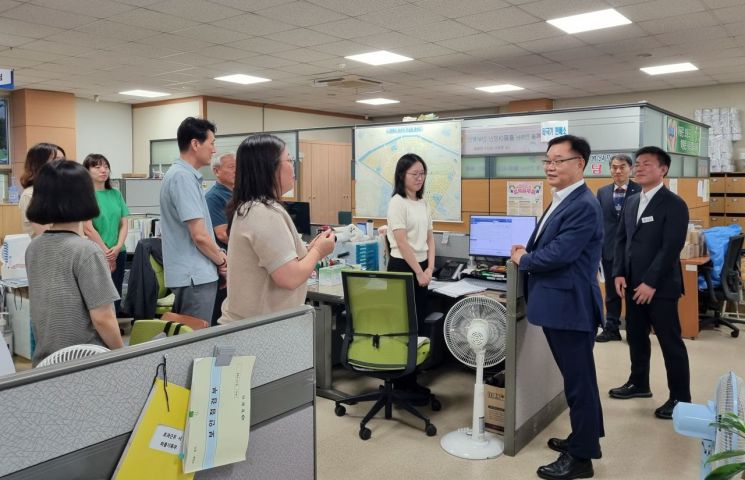 홍남표 창원특례시장이 반송동행정복지센터를 방문해 격려하고 있다.
