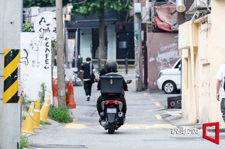 오토바이 배달원이 배달을 하는 모습으로 기사 내용과 무관. 사진=강진형 기자aymsdream@