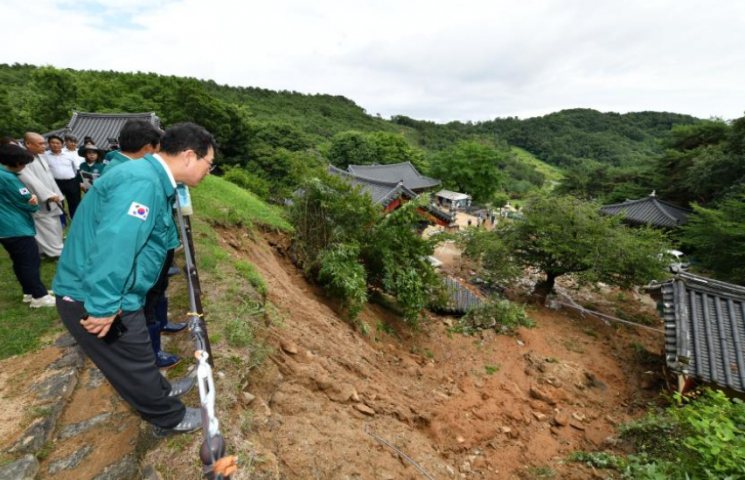 국가유산청이 호우로 산사태가 발생한 부여 대조사를 긴급점검하고 있다. / 국가유산청