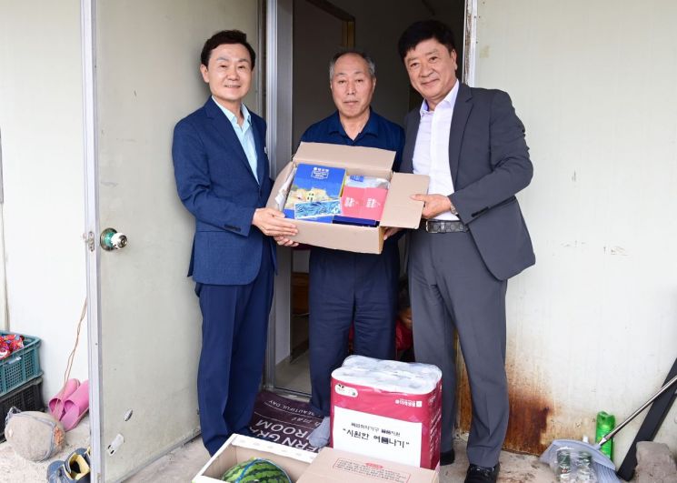 이남철 군수와 김종태 위원장이 폭염취약 대상 가구를 직접 방문해 물품을 전달하고 있다.