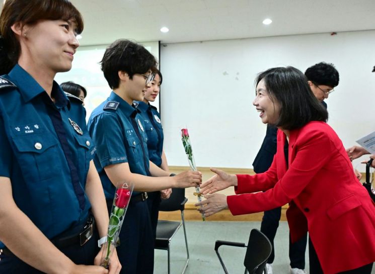 최호정 의장, 경찰 기동대원 ‘존중과 응원의 장미꽃’ 전달