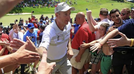 짐 퓨릭이 2016년 트래블러스 챔피언십 4라운드에서 12언더파 58타를 친 뒤 갤러리의 축하를 받고 있다.[사진제공=PGA투어]