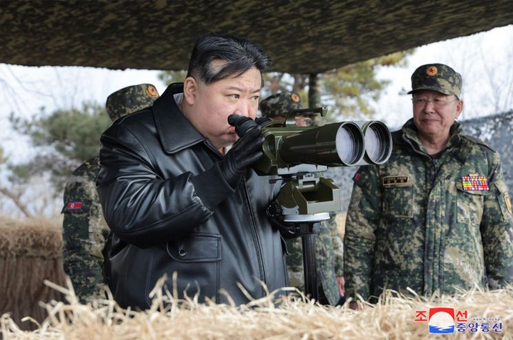 '김정은 표창' 받은 北 외교관, 가족 데리고 망명