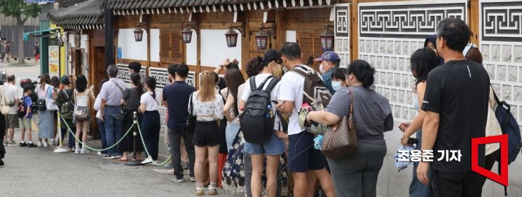 초복을 맞아 시민들이 서울 종로구의 한 삼계탕 집에 줄을 선 모습. 조용준 기자