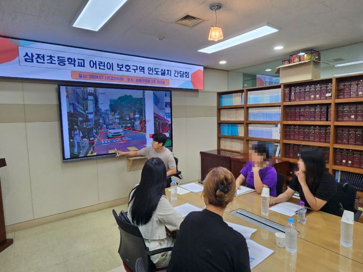 12일 오후 서울 송파구 삼전동 송파구의회 5층 회의실에서 열린 '삼전초등학교 어린이보호구역 인도설치 간담회'에서 최상진 송파구의회 의원(가운데)이 삼전초등학교 주변 도로 현안에 대해 설명하고 있다. 사진=최석진 기자