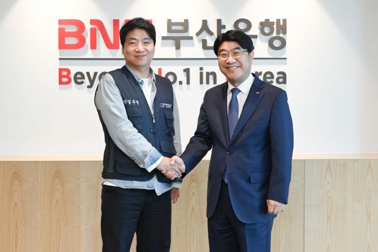 BNK부산은행 2024년도 노사협의회 상견례 자리에서 방성빈 부산은행장(오른쪽)과 김대성 노동조합위원장이 악수를 하고 있다.