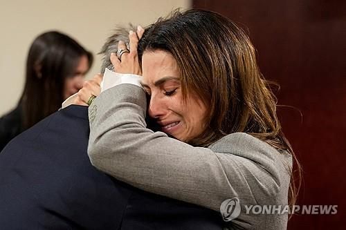 알렉 볼드윈과 그의 아내가 기각 결정이 내려진 뒤 포옹하고 있다. [사진출처=로이터 연합뉴스]