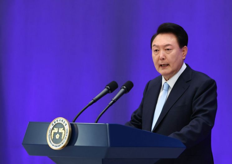 尹 "북한 동포 단 한분도 돌려보내지 않을 것"…탈북민들 눈물·환호(종합)