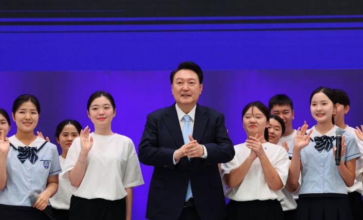 尹 "북한 동포 단 한분도 돌려보내지 않을 것"…탈북민들 눈물·환호(종합)