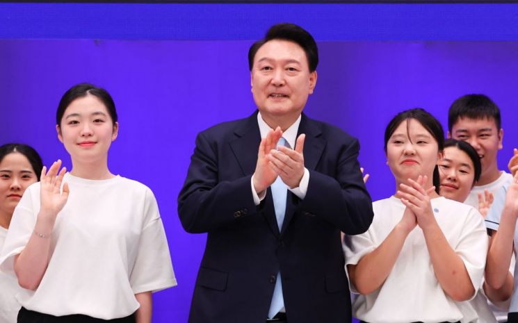 "야구는 자유와 관련 많아"…尹, 탈북청소년 야구단 美출정 격려