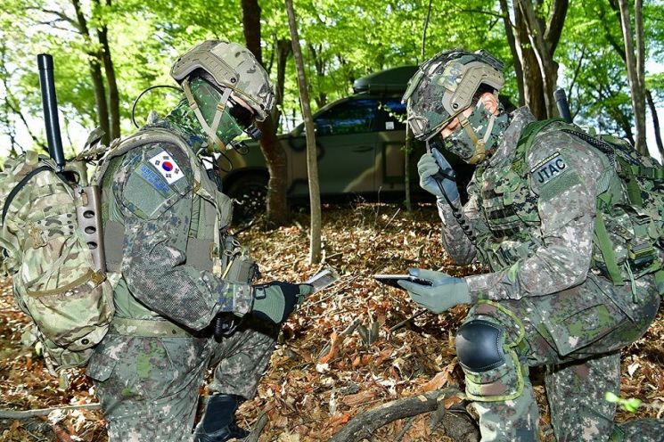 [군사이야기]적진에서 미사일 유도하는 JTAC