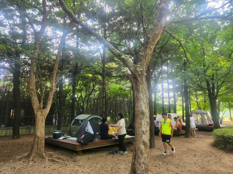 폭염 ‘피크’ 도심 떠나 '숲속'으로...서울숲 여름캠핑장 등 오픈