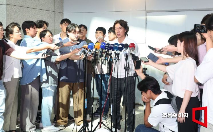 한국 축구대표팀의 새 사령탑으로 선임된 홍명보 감독이 자신을 보좌할 외국인 코칭스태프 선임 관련 업무를 위해 15일 인천국제공항을 통해 출국하기에 앞서 취재진과 인터뷰하고 있다. [사진=조용준 기자 jun21@]