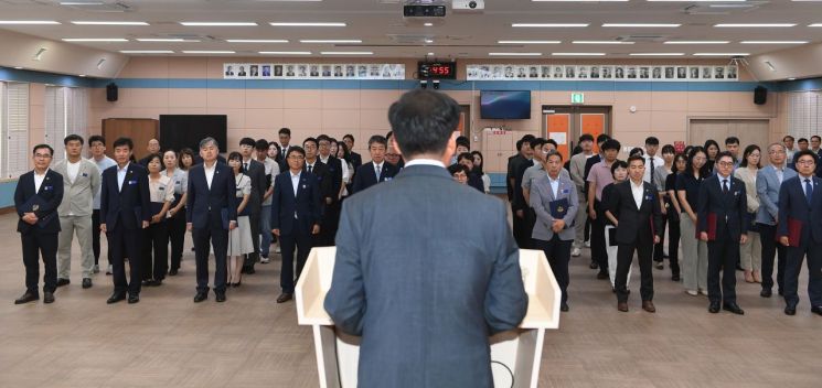 구인모 군수가 2024년 하반기 정기인사 명단을 발표하고 있다.