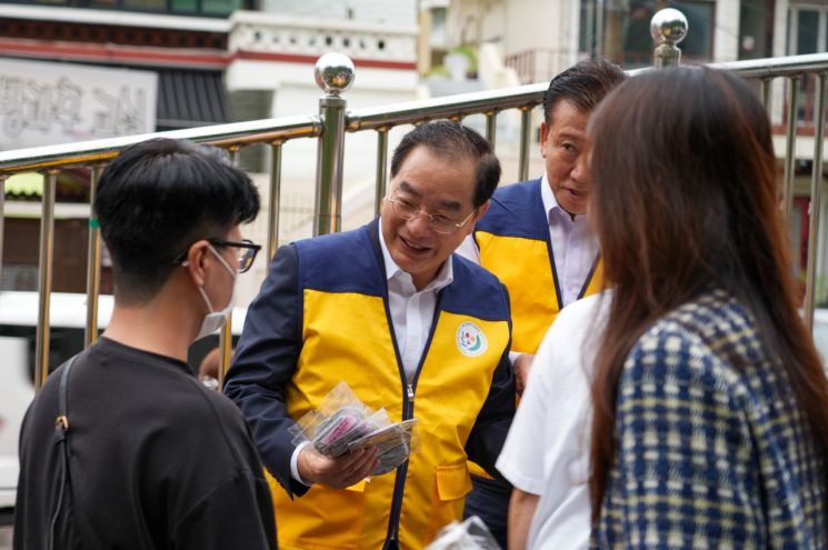 하윤수 교육감이 상호존중·학교폭력 예방 캠페인을 펼치고 있다.