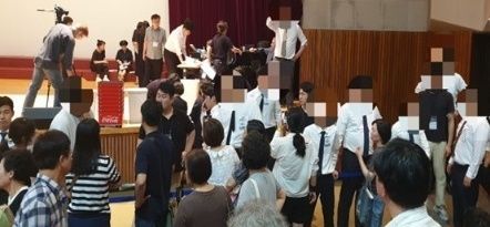 안양 진흥아파트 재건축 조합이 지난 12일 연 정기총회 개표 과정에서 참관인이 단상 밖에서 참관하고 있다. [사진제공=안양 진흥아파트 재건축 조합 정상화대책위원회]