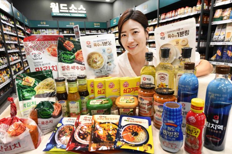 모델이 ‘홈플러스 메가푸드마켓’ 강서점에서 ‘맛있는 집밥 프로젝트’를 소개하고 있다. [사진제공=홈플러스]