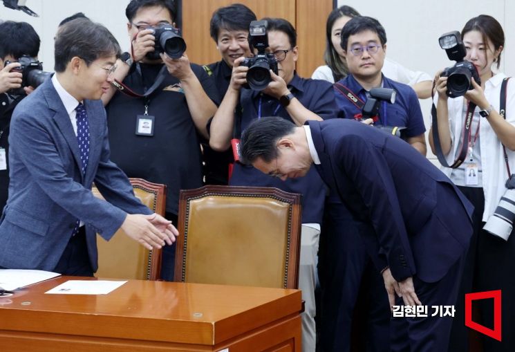 [포토] 국회에서 폴더 인사하는 국세청장 후보자