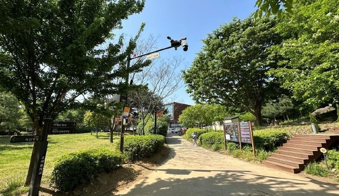 오산시가 범죄 사각지대 안전을 위해 공원 산책로에 설치한 방범용 CCTV. [사진제공=오산시]