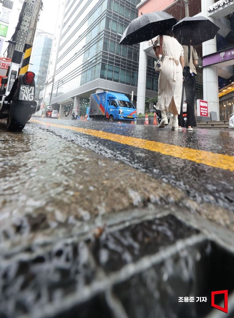 [포토] 빗물 흘러가는 강남역 네거리