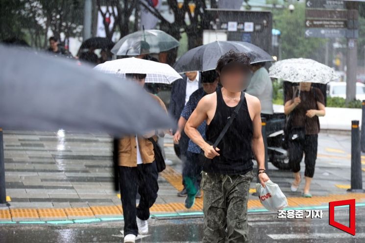 서울을 비롯한 중부지방에 본격적으로 장맛비가 내리기 시작한 16일 서울 강남역 네거리 인근에서 시민들이 우산을 쓰고 이동하고 있다. 기상청은 이번주 내내 중부지방에 강한 비가 내리겠다고 예보했다. 사진=조용준 기자 jun21@