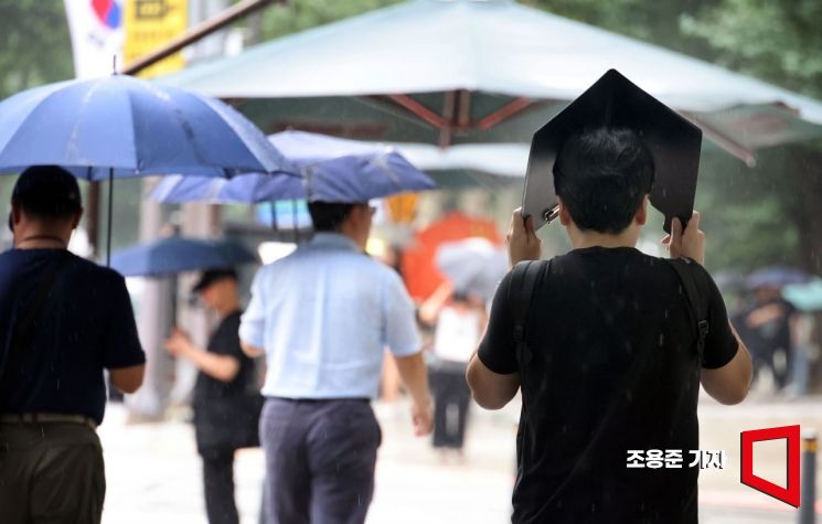 서울을 비롯한 중부지방에 본격적으로 장맛비가 내리기 시작한 16일 서울 강남역 네거리 인근에서 시민들이 우산을 쓰고 이동하고 있다. 기상청은 이번주 내내 중부지방에 강한 비가 내리겠다고 예보했다. 사진=조용준 기자 jun21@