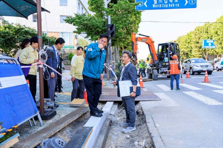 마포구 장마철 보도 안전 특별 점검…신속 복구 나선다