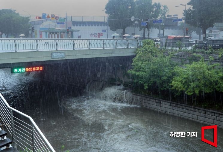수도권지역에 많은 비가 내린 17일 오전 서울 청계천 지류에서 빗물이 쏟아져 들어와 청계천 산책로에 물이 넘쳐 출입이 통제됐다.