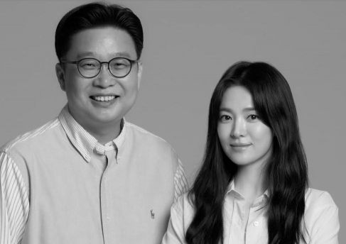 '꾸준한 선행' 송혜교, 서경덕과 파리에 독립운동 안내서 기증