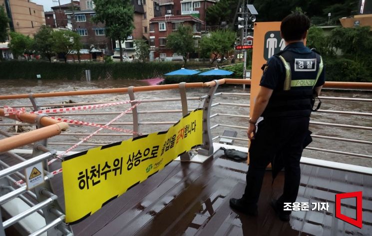 수도권 중심 '극한호우'…도로 통제되고 지하철 지연