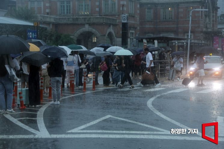 서울 용산구 서울역 앞에서 시민들이 택시를 타기 위해 줄을 서 있다. [사진=허영한 기자]