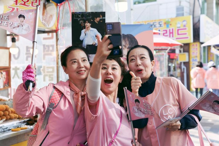 [리뷰]아저씨 조정석은 왜 여장한 ‘파일럿’이 됐나