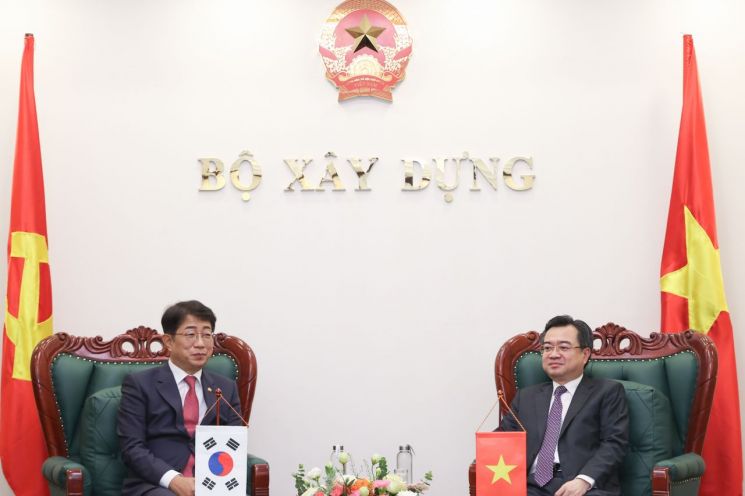 박상우 국토교통부 장관이 16일 응우옌 타잉 응이 베트남 건설부 장관과 만나 '도시 및 주택개발 양해각서(MOU)'를 체결했다. [사진제공=국토교통부]