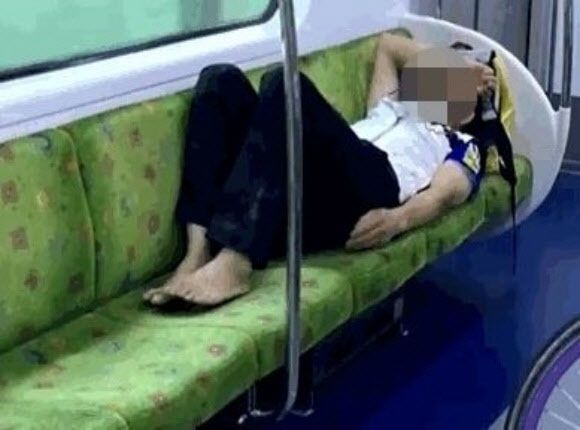 누울 자리 아닌데…맨발에 숙면취하는 경춘선 민폐승객