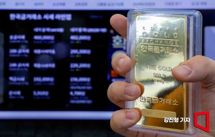 서울 종로구 한국금거래소 종로본점에서 직원이 골드바를 손에 쥐고 있는 모습. 사진=강진형 기자aymsdream@