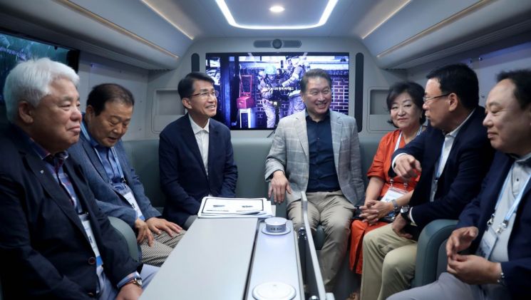 소방관 회복지원버스 타 본 최태원 "현대차에 고마워"