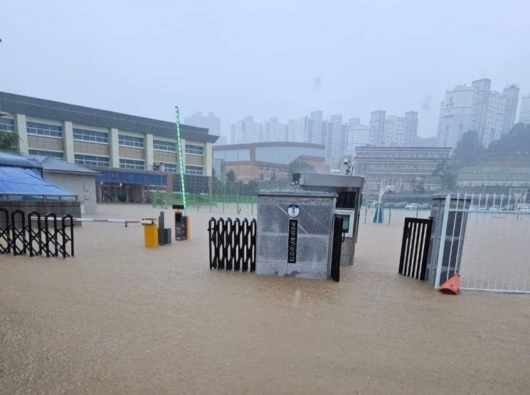 당진 한 고등학교에 폭우에 잠겼다. / 당진시 SNS