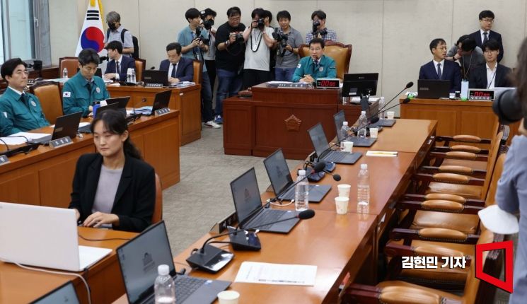 [포토] 국회 행안위 여당 의원들의 빈자리