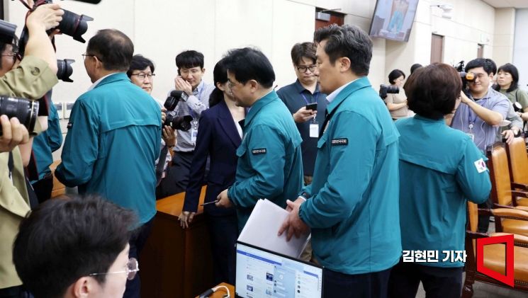 [포토] 퇴장하는 행안위 여당 의원들