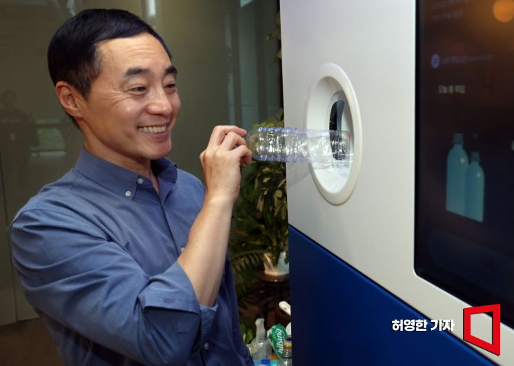 수퍼빈 김정빈 대표가 성남시 분당구 회사에서 자사의 재활용 쓰,레기 수집기 네프론 베이직을 시연하며 설명하고 있다. 허영한 기자