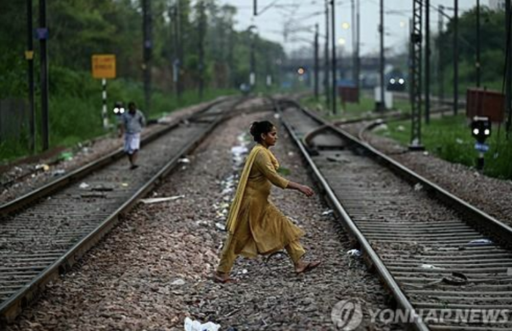 인도 북부서 여객열차 탈선…2명 사망·25명 부상