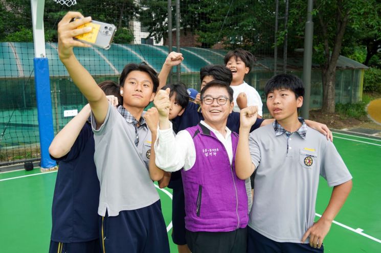 장안2동 현장통통 학생들과 셀카 찍는 이필형 동대문구청장