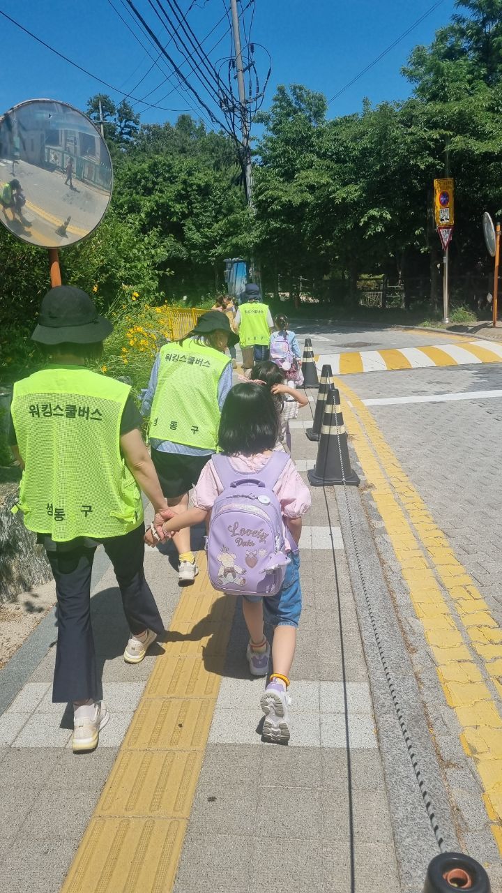 전국 최대 규모 교통안전지도사 총 124명 운영... 성동구, 워킹스쿨버스 연중 운영