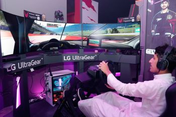 세계 최대 e스포츠대회 'EWC' 체험 부스에서 방문객이 대회 공식 모니터 LG 울트라기어 게이밍 모니터를 보며 게임을 하고 있다.[사진제공=LG전자]