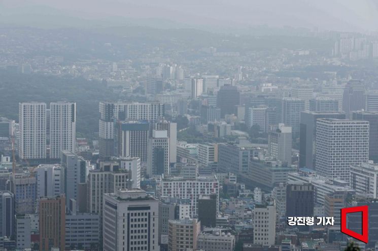 19일 서울 중구 남산에서 바라본 도심에 자욱한 안개가 끼어 있다. 사진=강진형 기자aymsdream@