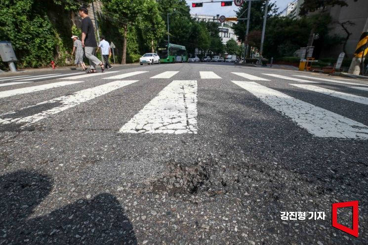 [포토] 퍼붓는 장맛비에 도로 곳곳 파손