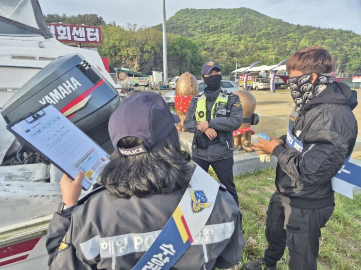 지난 5월 부안해경이 격포항에서 레저보트 출항전 선외기 등을 점검하고 있다.[사진제공=부안해경]