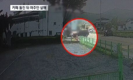 카페로 돌진하는 스포츠유틸리티차량(SUV). [이미지출처=채널A 캡처]