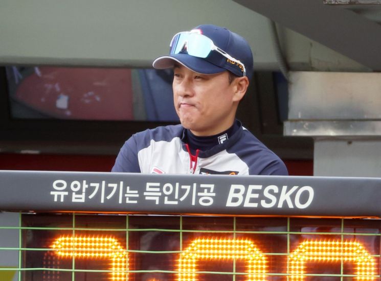 최근 한 관객이 야구 경기 도중 난입해 그라운드를 달린 사건과 관련해 이승엽 두산 베어스 감독이 "말도 안 되는 것"이라고 강하게 비판했다. 지난 20일 이승엽 두산 감독은 잠실구장에서 열린 LG 트윈스와 2024 신한 SOL 뱅크 KBO 리그 홈 경기를 앞두고 취재진과 만나 19일 경기 도중 관중이 난입한 장면에 대해 "말도 안 되는 겁니다"라며 쓴소리를 했다. [사진출처=연합뉴스]