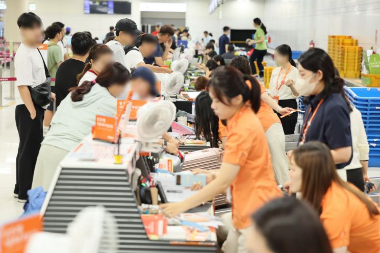 일부 항공사들의 발권·예약 시스템이 마비된 지난 19일 오후 제주국제공항 출발층 제주항공 발권카운터에서 직원들이 분주하게 수기 발권업무를 진행하고 있다. [사진=연합뉴스]